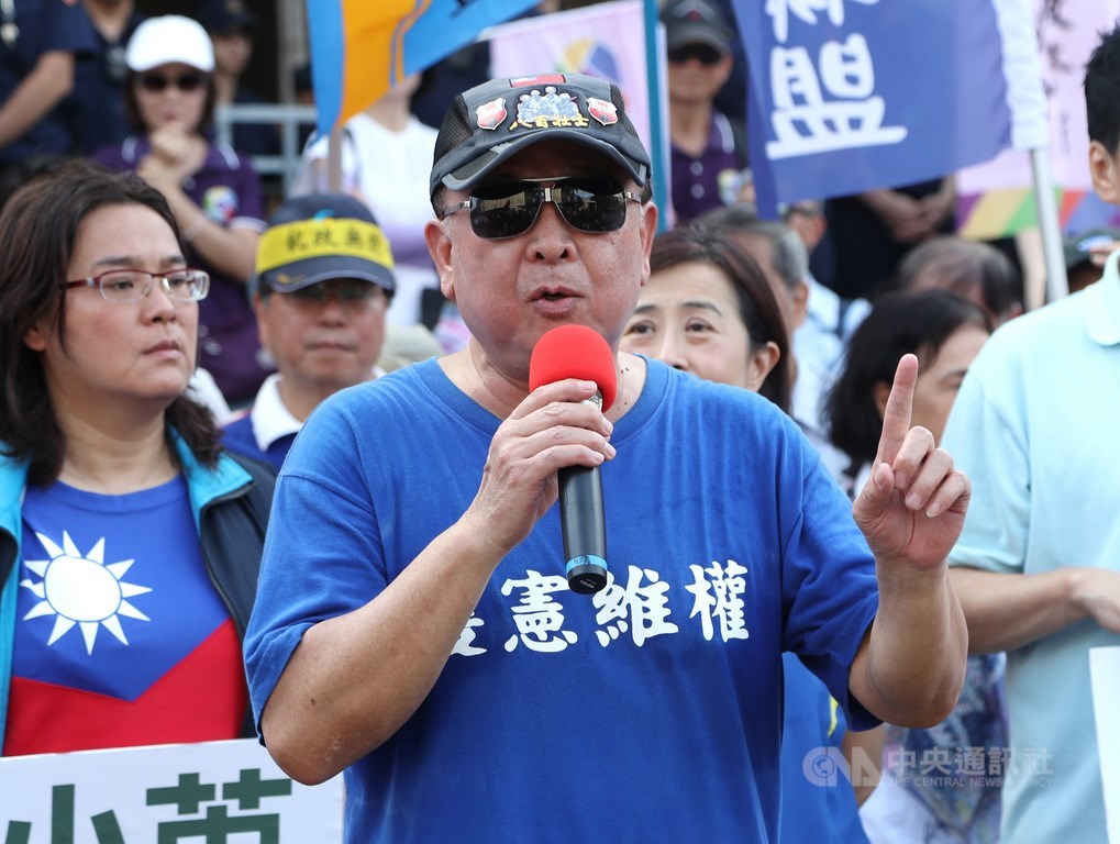 軍公教年改釋憲案,司法院23日公布大法官會議釋字第781、782與783號解釋,八百壯士捍衛中華協會理事長吳斯懷(前)在司法院外表示,閱讀釋憲內容後會再提出看法,目前抗議活動告一段落,還未結束。中央社記者張皓安攝 108年8月23日