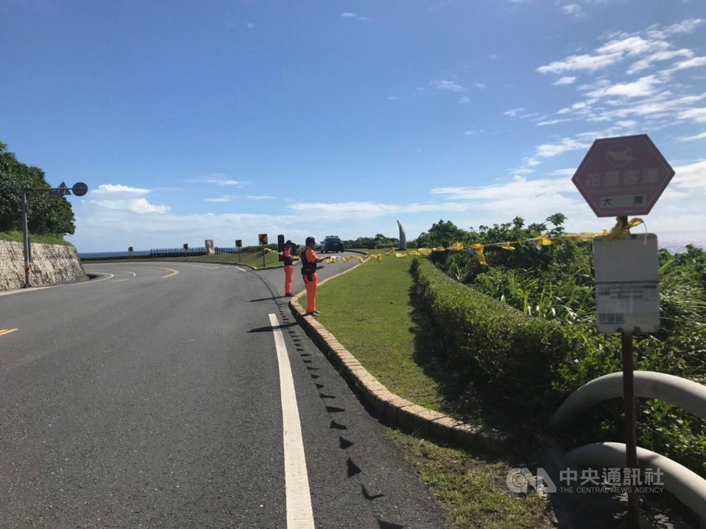 輕度颱風白鹿逐步接近台灣,中央氣象局已在23日清晨發布海警。花蓮縣政府公告「豐濱鄉海岸,海港及港埠」為警戒區域,海巡署第一二岸巡隊設封鎖線,定點及機動巡視磯崎海水浴場、石梯漁港及石梯坪實施勸離。(第一二岸巡隊提供)中央社記者張祈傳真 108年8月23日