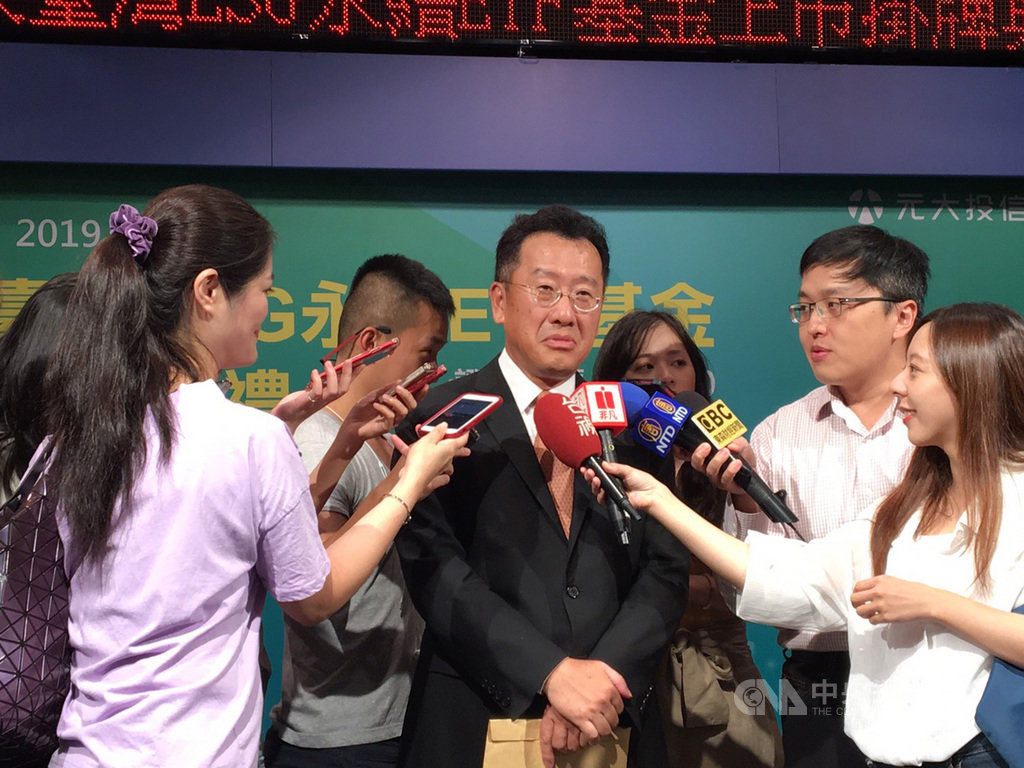 金管會主委顧立雄(中)23日出席活動表示,永豐銀行理專弊案,若發生在自律規範前,將按前例開罰。中央社記者劉姵呈攝 108年8月23日