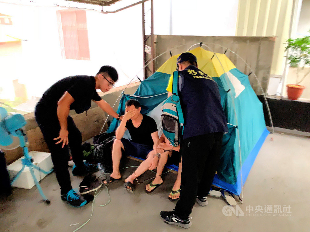 一對越南籍失聯移工兄弟檔為躲避查緝,藏身苗栗市一間廢棄眷村2樓屋頂,搭起帳篷度日,2個多月來都是攀牆進出,宛如蜘蛛人,移民署23日循線逮人。(移民署苗栗專勤隊提供)中央社記者管瑞平傳真 108年8月23日