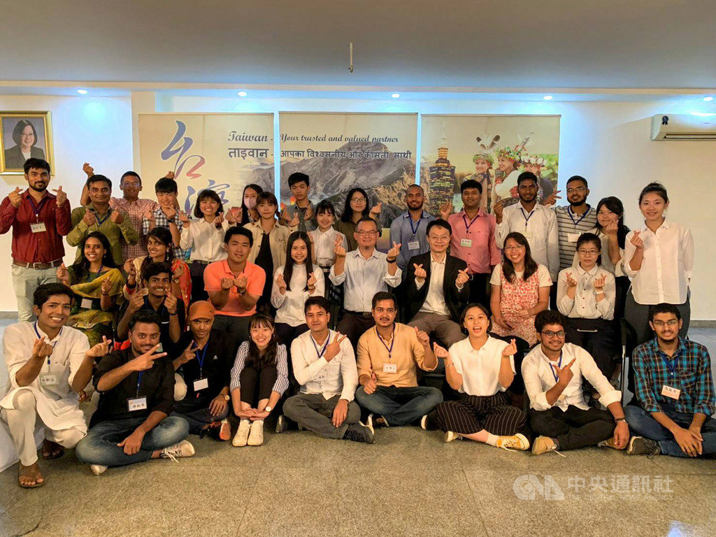 政大國際志工團體拼青春團隊與印度國立伊斯蘭大學學生23日在駐印度代表處進行交流,雙方並在結束後與駐印度代表處教育組長陳立潁(中排坐者右4)等合影。(駐印度代表處教育組提供)中央社記者康世人新德里傳真 108年8月23日