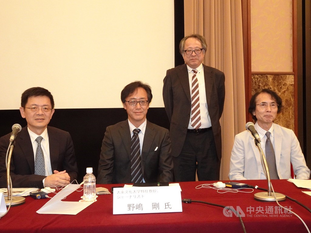 日本亞洲調查會22日在東京舉辦國際研討會,探討台灣軟實力魅力,中央社社長張瑞昌(前排左起)與日本學者野嶋剛、小笠原欣幸出席。站立者是每日新聞社論室專門編輯委員坂東賢治。中央社記者楊明珠東京攝 108年8月22日