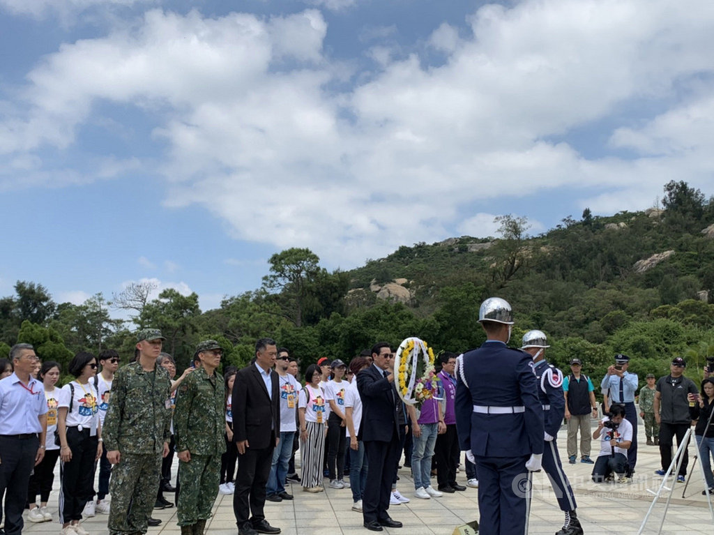 八二三戰役61週年,前總統馬英九(持花圈者)23日前往金門太武山公墓主持八二三戰役61週年公祭暨獻花儀式,向當年陣亡將士致意。(金門縣政府提供)中央社記者黃慧敏傳真 108年8月23日