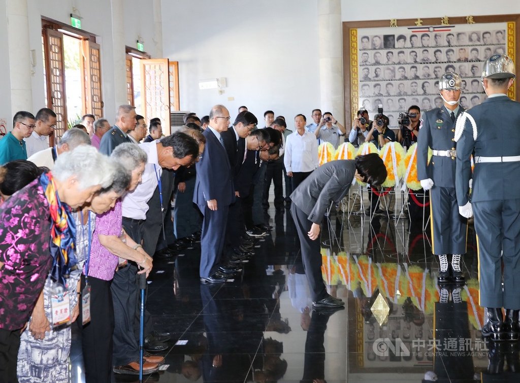 總統蔡英文(中)上任後23日首度赴金門太武山忠烈祠出席「八二三61週年中樞紀念儀式」,向英勇殉國將士們上香表達哀悼與緬懷。中央社記者郭日曉攝 108年8月23日