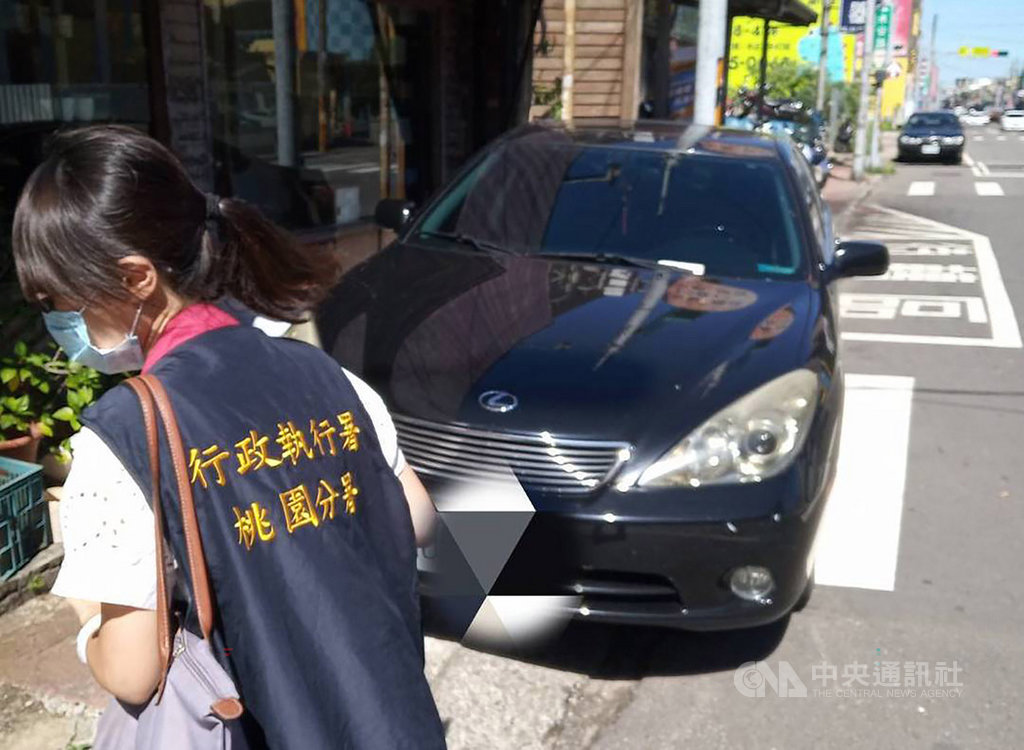 法務部行政執行署桃園分署23日表示,上午透過交通局即時通報系統,得知停在桃園市桃園區寶慶路的一處停車格的車輛,就是長期拒繳停車費的黃姓男車主所有,執行署立刻出動人員前往現場,循線抵達車主家中,讓男子一次繳清全部罰款。(行政執行署桃園分署提供)中央社記者邱俊欽桃園傳真 108年8月23日