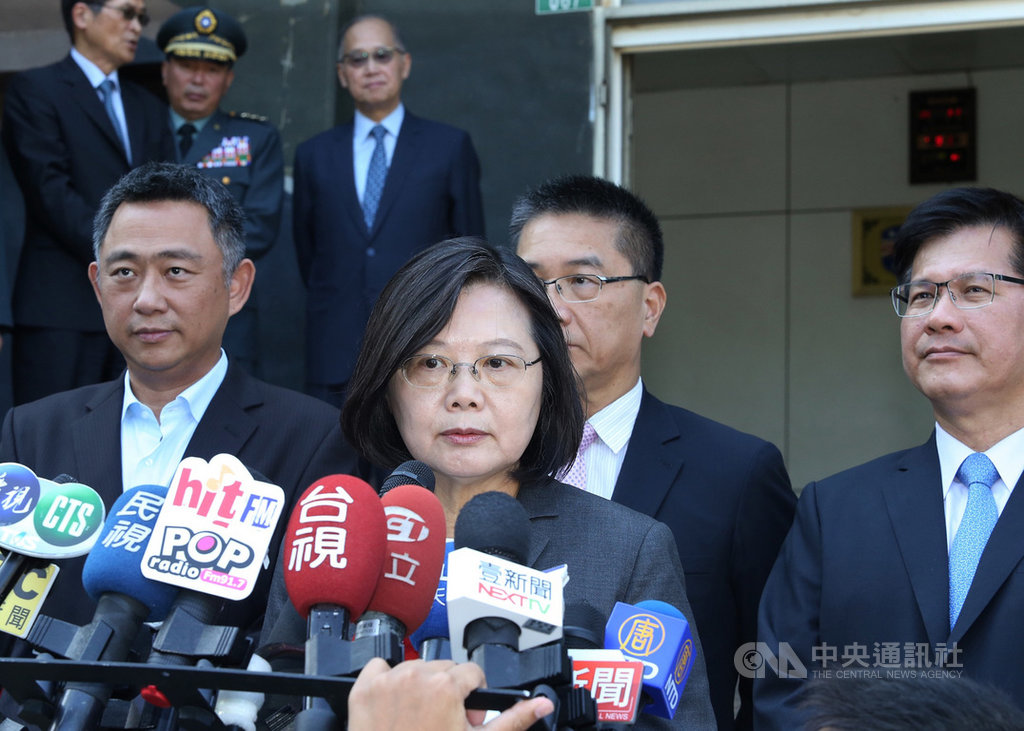 總統蔡英文(前)上任後,23日首次到金門太武山公墓主持「八二三戰役61週年」公祭暨追思活動,蔡總統表示,八二三的精神就是台澎金馬是生命共同體,國人團結、國家一體;當我們紀念八二三,不要忘記八二三精神,守護中華民國台灣,一步都不會退讓。圖左為金門縣長楊鎮浯、右為交通部長林佳龍。中央社記者郭日曉攝 108年8月23日