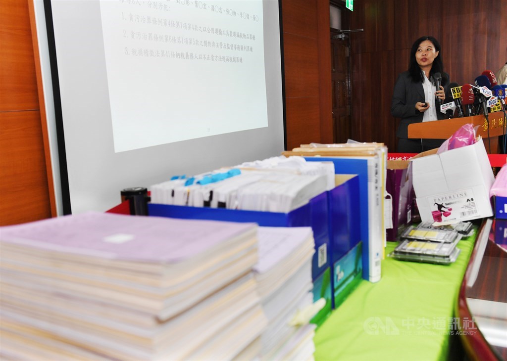 台北地檢署偵辦私菸案偵查終結,依違反貪污治罪條例、稅捐稽徵法等,起訴國安局少校吳宗憲、張恒嘉、華航空品處副總邱彰信等13人。發言人、襄閱主任檢察官陳佳秀(圖),23日在北檢召開記者會說明,並陳列大批文書資料佐證。中央社記者施宗暉攝 108年8月23日