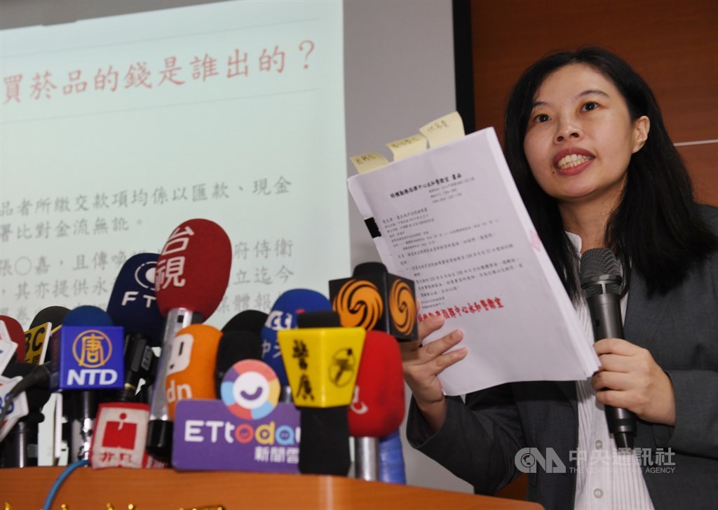 台北地檢署偵辦私菸案偵查終結,發言人、襄閱主任檢察官陳佳秀(圖)23日上午在北檢召開記者會,以具體圖表與文字說明偵查內容,現場也陳列大批文書資料佐證。中央社記者施宗暉攝 108年8月23日