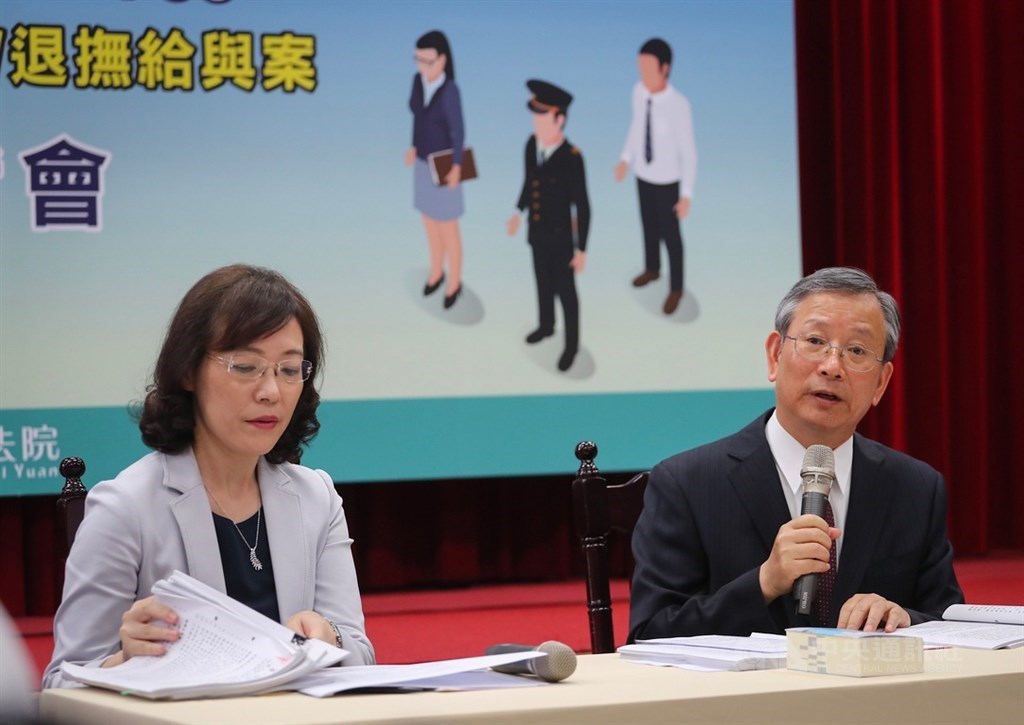 司法院秘書長呂太郎(右)、大法官書記處處長王碧芳(左)23日下午說明有關軍公教年金改革釋憲案的釋字第781、782與783號解釋,在法律不溯既往、信賴保護原則、比例原則與中華民國憲法保障人民財產權等部分合憲,僅退休再任私校職停領退俸規定違憲中央社記者裴禛攝 108年8月23日