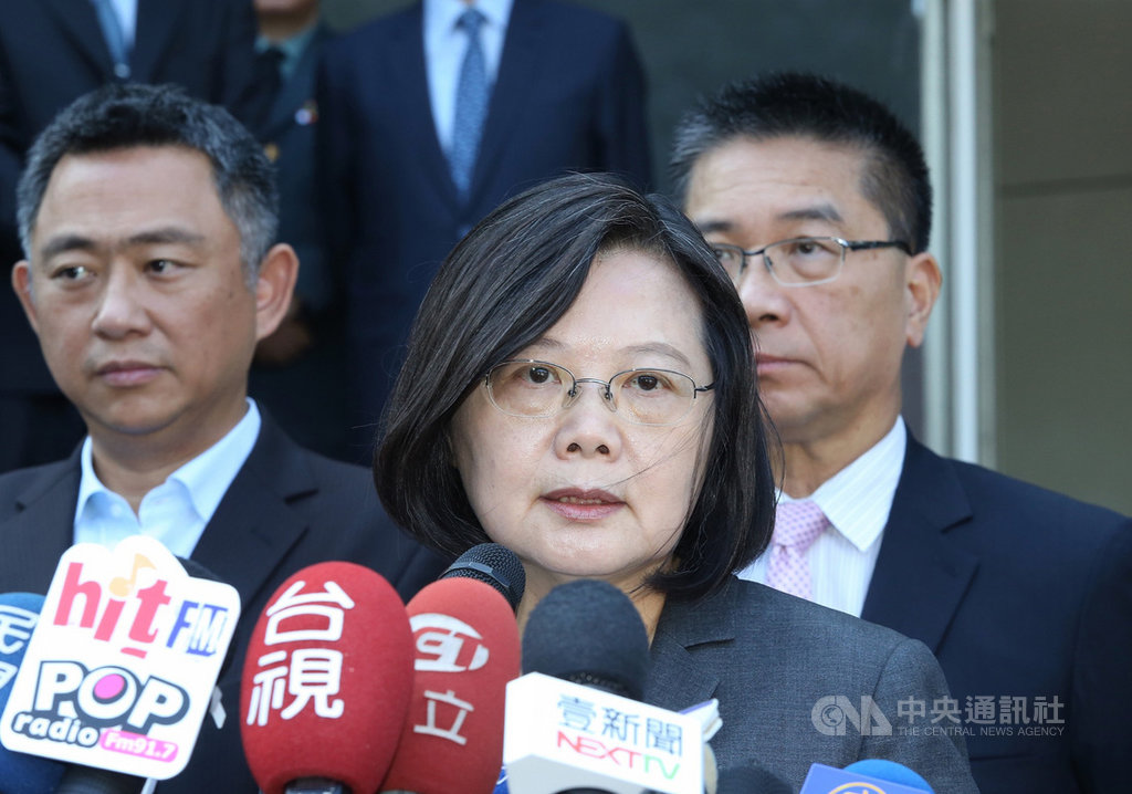 總統蔡英文(前)23日到金門太武山公墓,主持「八二三戰役61週年」公祭暨追思活動,典禮結束後表示,沒有當年八二三的奮戰,就沒有自由民主的中華民國台灣;和平需要國防,有決心與信心保護與守護台灣民主與主權,且會對區域和平穩定做出貢獻。中央社記者郭日曉攝 108年8月23日