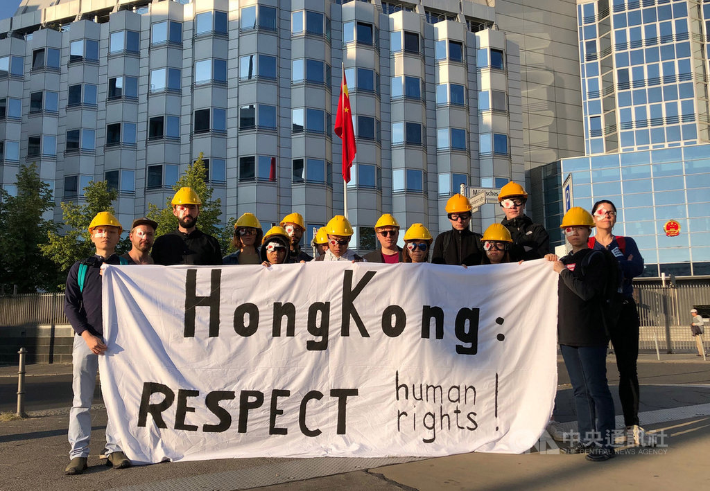 港人在中國駐德國大使館前示威,呼籲香港特區政府回應港人實施普選等5大訴求。中央社記者林育立柏林攝 108年8月23日
