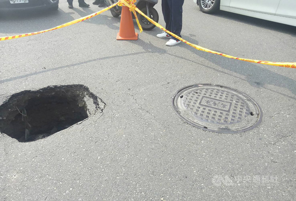 高雄市美術東二路與明誠四路口23日出現一個長、寬、深各約1公尺的坑洞,疑是下水道管線破損造成,現場已用封鎖線圍起,水利局及工務局養工處也派員搶修。(民眾提供)中央社記者程啟峰高雄傳真 108年8月23日