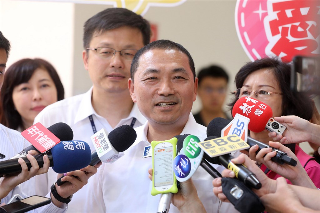 新北市長侯友宜(前)23日在公私立校長會議中倡議國小「連假前不發成績單」政策,他說,這項政策除可避免孩子因成績受家長責難,也有助降低小孩受虐機會、避免假日空窗期,錯失保護孩童的機會。(新北市政府提供)中央社記者黃旭昇新北市傳真 108年8月23日