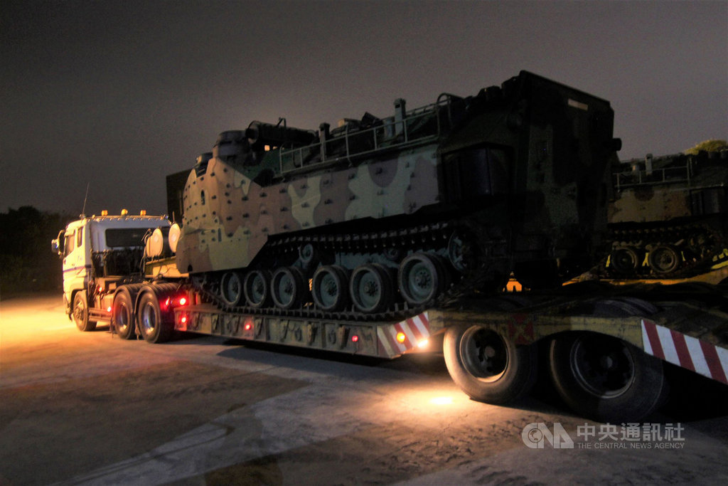 颱風白鹿來勢洶洶,國軍第四作戰區23日分別出動AAV7兩棲突擊車、膠舟及官兵,預置於屏東加祿堂及台南官田營區,隨時依命令投入防救災任務。(第四作戰區提供)中央社記者陳朝福傳真 108年8月23日