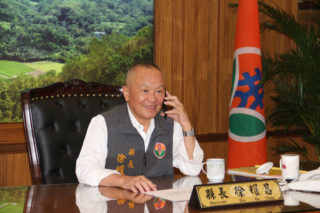 苗栗縣長徐耀昌棄土案官司纏訟多年,23日二審獲判無罪,消息傳出後,各界關心電話接不完,心情顯得如釋重負。中央社記者管瑞平攝 108年8月23日