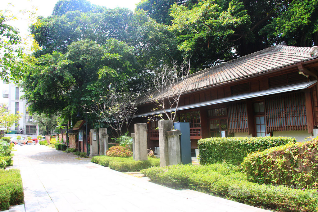 台中市文化局23日推出「文化.好好GO─闖關換好禮」大地遊戲活動,邀請民眾走訪台中文學館等文化景點,完成任務就可換取精美好禮。中央社記者蘇木春攝 108年8月23日