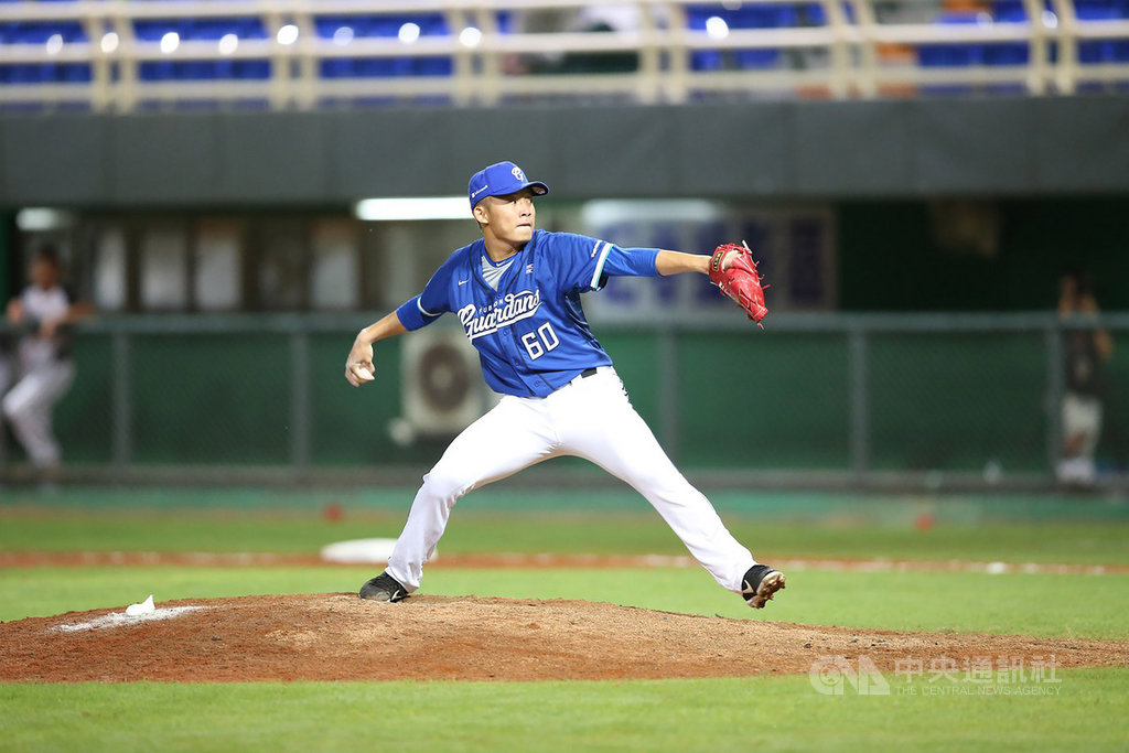 中職富邦悍將隊今年季中選秀第一指名投手江國豪,目前一軍出賽4場有3場失分,江國豪23日受訪表示,上場時想法太多,導致動作容易沒做完,壞球偏多。(富邦悍將提供)中央社記者楊啟芳傳真 108年8月23日