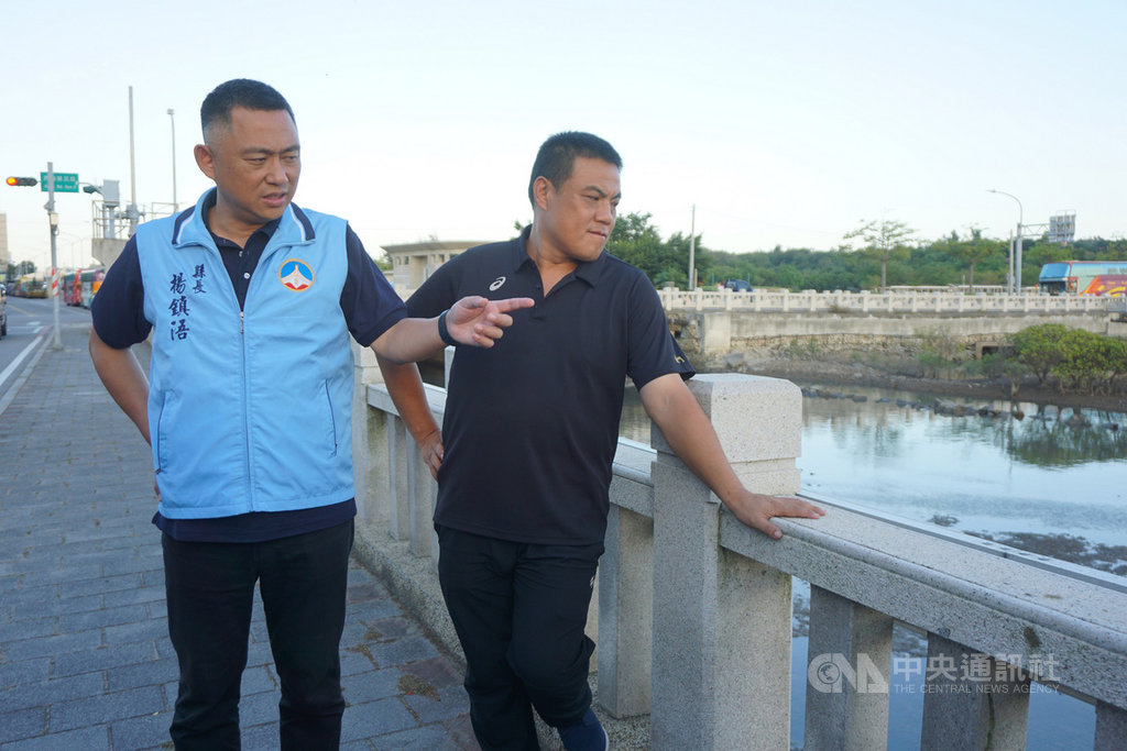 颱風白鹿逼近,金門縣長楊鎮浯(左)23日傍晚在金城鎮長李誠智(右)等人陪同下,前往抽水站查看抽水排水等設施,了解防颱準備狀況。中央社記者黃慧敏攝 108年8月23日