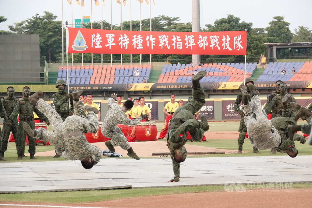 慶祝九三軍人節,23日中職中信兄弟隊開場表演活動盛大,除了戰鼓表演,還有陸軍特種作戰指揮部戰技隊操演,吸引觀眾目光。中央社記者謝靜雯攝 108年8月23日