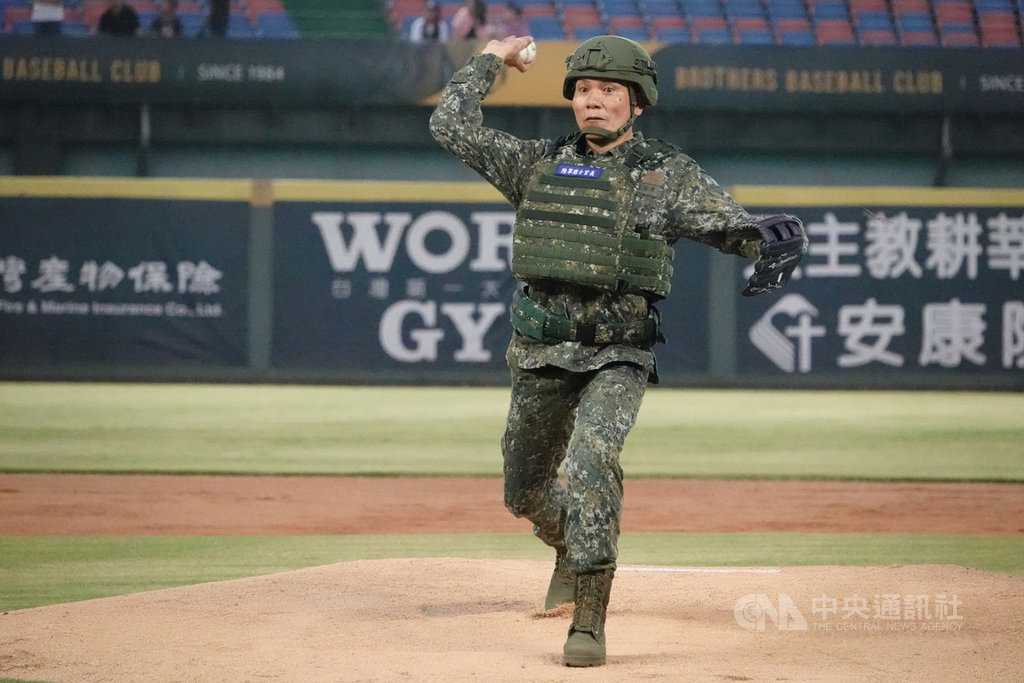 慶祝九三軍人節,23日中職中信兄弟隊開場表演活動盛大,由陸軍司令部總士官長潘文清(圖)擔任開球嘉賓。中央社記者謝靜雯攝 108年8月23日