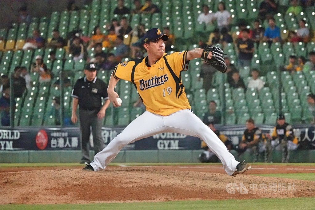 中信兄弟隊投手鄭凱文(圖)接棒「轉運手」,23日與Lamigo桃猿隊比賽平手時接手中繼解危,隊友林智勝3分砲火力支援,鄭凱文成為中職史上第2人單季10勝10中繼。中央社記者謝靜雯攝 108年8月23日