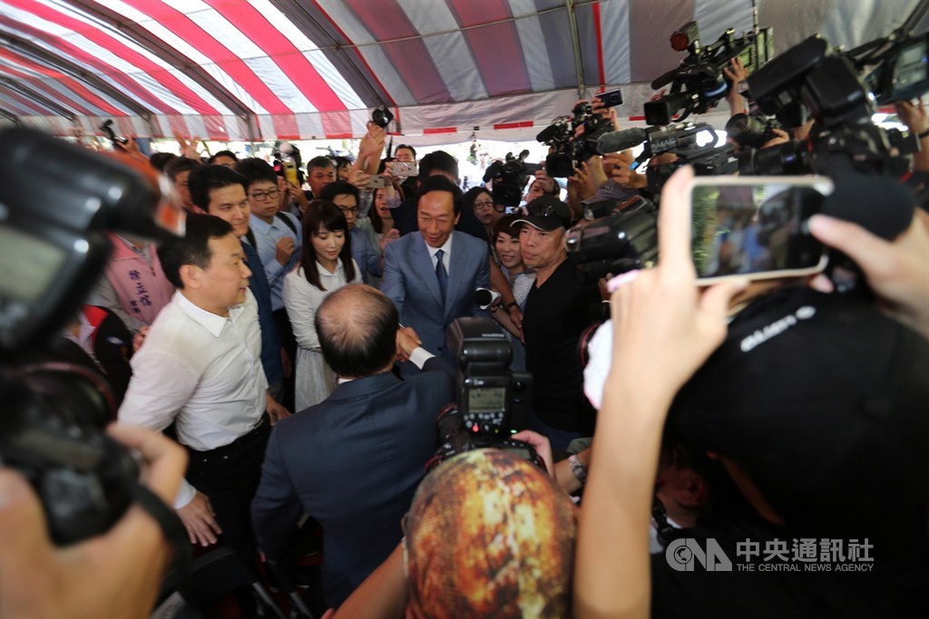 鴻海創辦人郭台銘(中)、國民黨立委王金平23日上午在台北市八二三砲戰紀念公園出席八二三砲戰紀念音樂饗宴,兩人握手時,媒體搶拍。中央社記者徐肇昌攝 108年8月23日