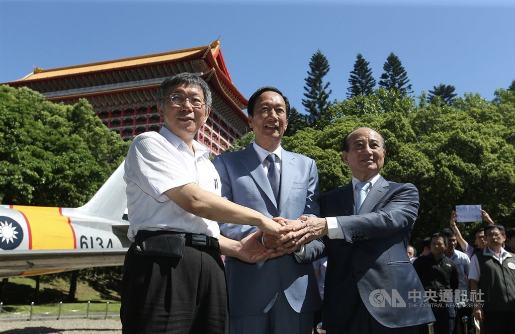 台北市長柯文哲(左)、鴻海創辦人郭台銘(中)、國民黨立委王金平(右)23日在台北八二三砲戰紀念公園,同台出席八二三砲戰紀念音樂饗宴,互相握手合影。中央社記者徐肇昌攝 108年8月23日