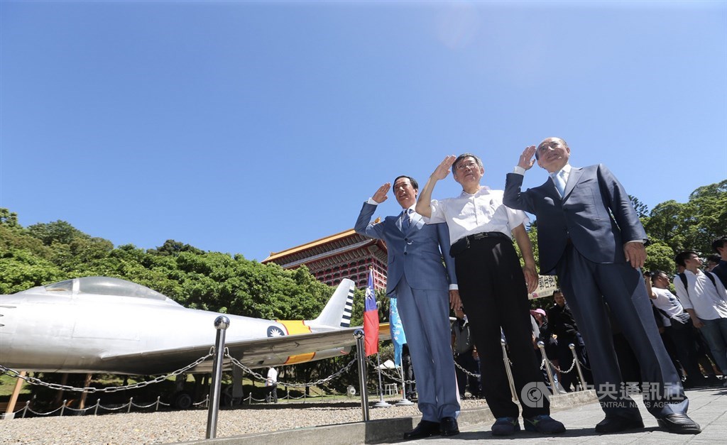 台北市長柯文哲(中)、鴻海創辦人郭台銘(左)、國民黨立委王金平(右)23日在台北市八二三砲戰紀念公園出席紀念活動,敬禮合影。中央社記者徐肇昌攝 108年8月23日