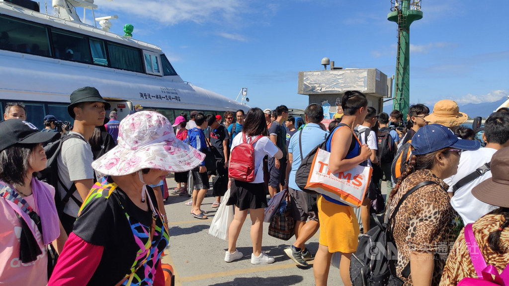颱風白鹿逼近,台東往返綠島、蘭嶼交通輪23日上午疏運2000多名旅客返回台東,預計中午過後所有交通輪停航。中央社記者盧太城台東攝 108年8月23日