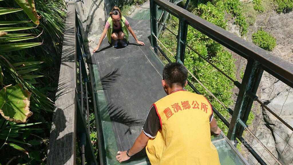 花蓮豐濱鄉公所23日上午封閉親不知子步道園區,在玻璃步道上鋪設橡膠墊,防止落石掉落造成損壞。(豐濱鄉公所提供)中央社記者張祈傳真 108年8月23日