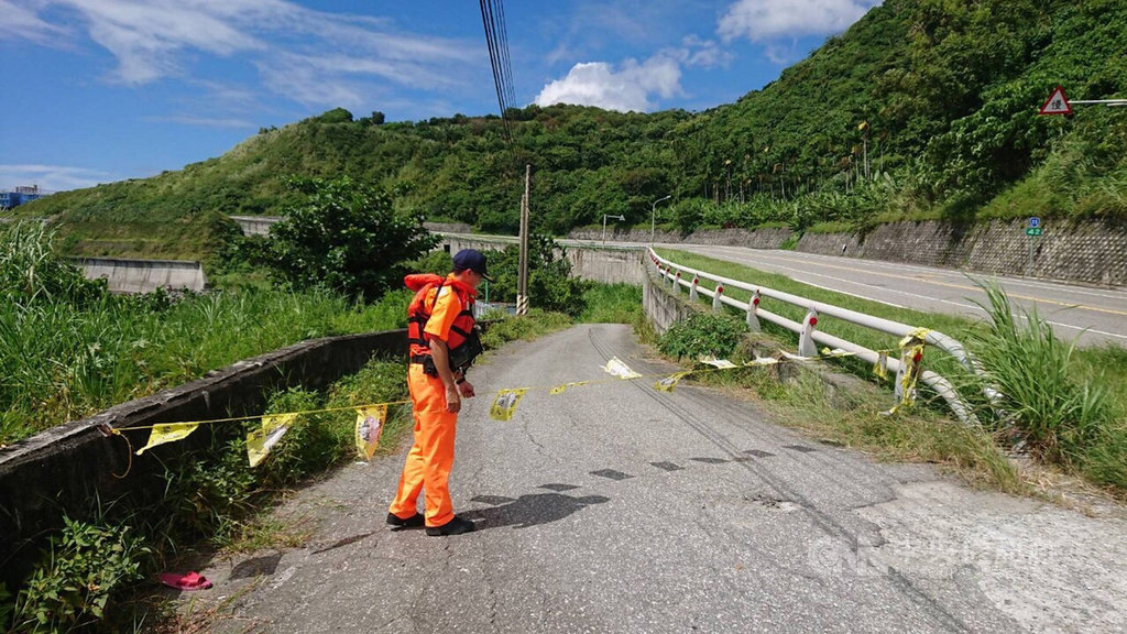 輕度颱風白鹿逐步接近台灣,中央氣象局已在23日清晨發布海警。花蓮縣政府公告「豐濱鄉海岸,海港及港埠」為警戒區域,海巡署第一二岸巡隊針對公告警戒區拉設封鎖線。(第一二岸巡隊提供)中央社記者張祈傳真 108年8月23日