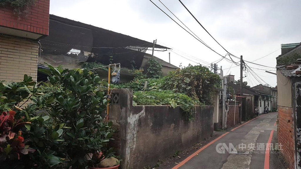 移民署中區事務大隊苗栗縣專勤隊23日表示,為加強管理外來人口,除強力宣導失聯移工自行到案,更透過歸返母國移工清查線索,掌握一對越南籍兄弟檔藏匿在苗栗市一間廢棄眷村2樓屋頂處所,清晨循線逮人。(移民署苗栗專勤隊提供)中央社記者管瑞平傳真 108年8月23日