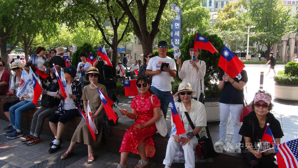 韓國網路媒體Media Watch與訂閱者民間團體23日在首爾光化門駐韓代表部前廣場聚會,揮舞中華民國國旗為台灣自由茁壯加油。中央社記者姜遠珍首爾攝 108年8月23日