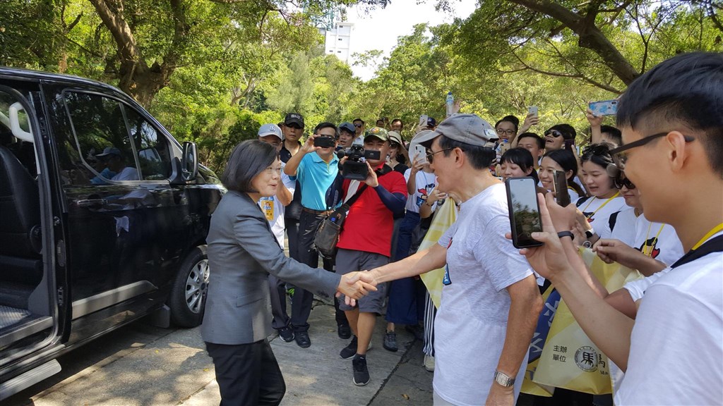 總統蔡英文(前左)和前總統馬英九(前左2)23日在金門太武山巧遇,兩人握手寒暄,展現君子之風。(圖取自facebook.com/MaYingjeou)