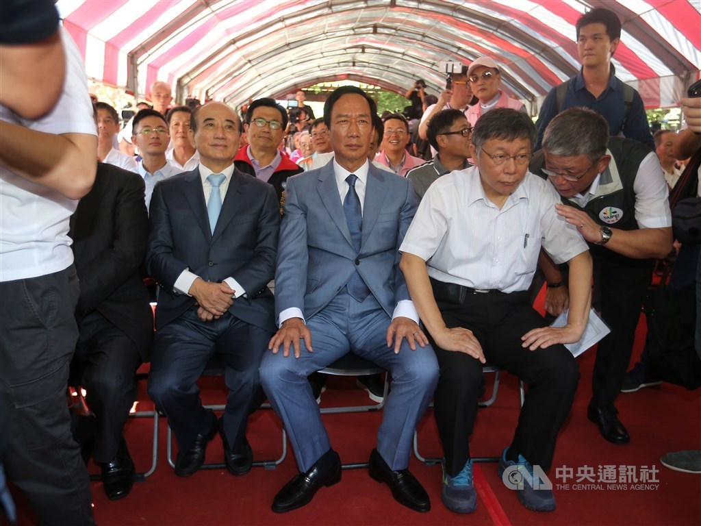 台北市長柯文哲(前右)、鴻海創辦人郭台銘(前中)、國民黨立委王金平(前左)23日在台北市八二三砲戰紀念公園,出席八二三砲戰紀念音樂饗宴活動。中央社記者徐肇昌攝 108年8月23日