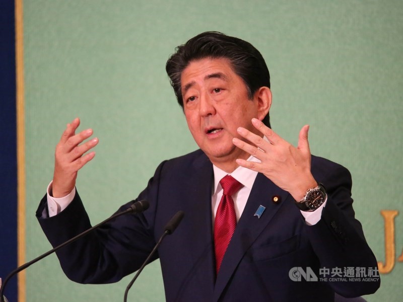 日本首相安倍晉三在任期間至23日,總計達2798天,將在11月創下日本憲政史上最長任期的「安倍障礙」。(中央社檔案照片)