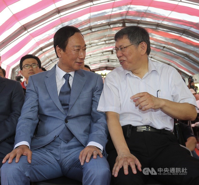 台北市長柯文哲(前右)、鴻海創辦人郭台銘(前左)23日上午出席八二三砲戰紀念音樂饗宴,兩人在會場交換意見。中央社記者徐肇昌攝 108年8月23日