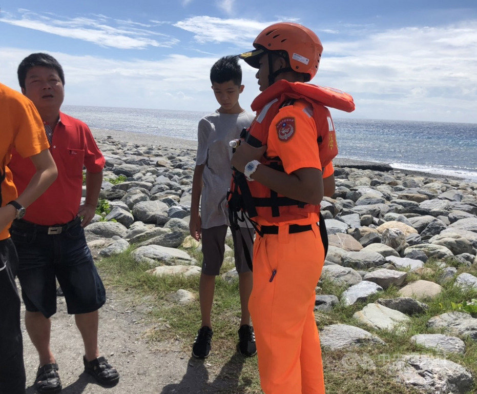中央氣象局23日下午發布輕度颱風白鹿陸上颱風警報,警戒範圍包括台東縣,台東縣府隨即公告海邊、溪流與部分山區禁止進入,海巡人員也到岸際勸離遊客。(海巡提供)中央社記者盧太城台東傳真 108年8月23日