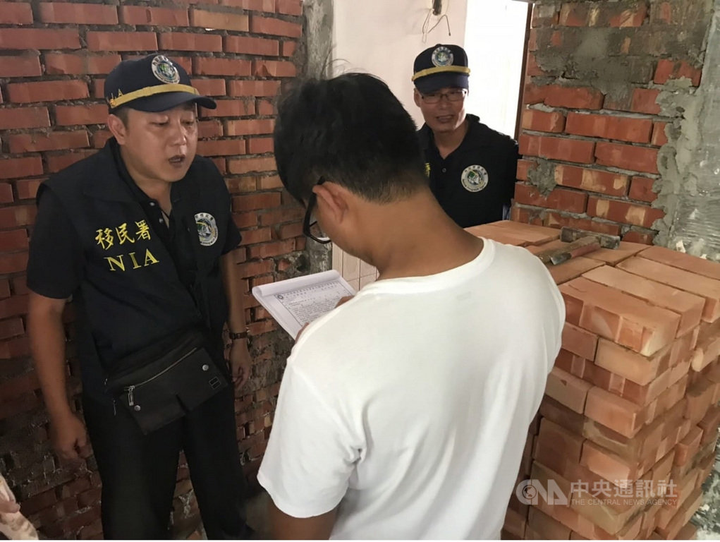 移民署南區事務大隊金門縣專勤隊執行「全國聯合查察專案」,最近到金城鎮多處建築工地查察,逐一清查工地人員身分,並向業者宣導,防堵外來人口非法工作。(金門專勤隊提供)中央社記者黃慧敏傳真 108年8月24日
