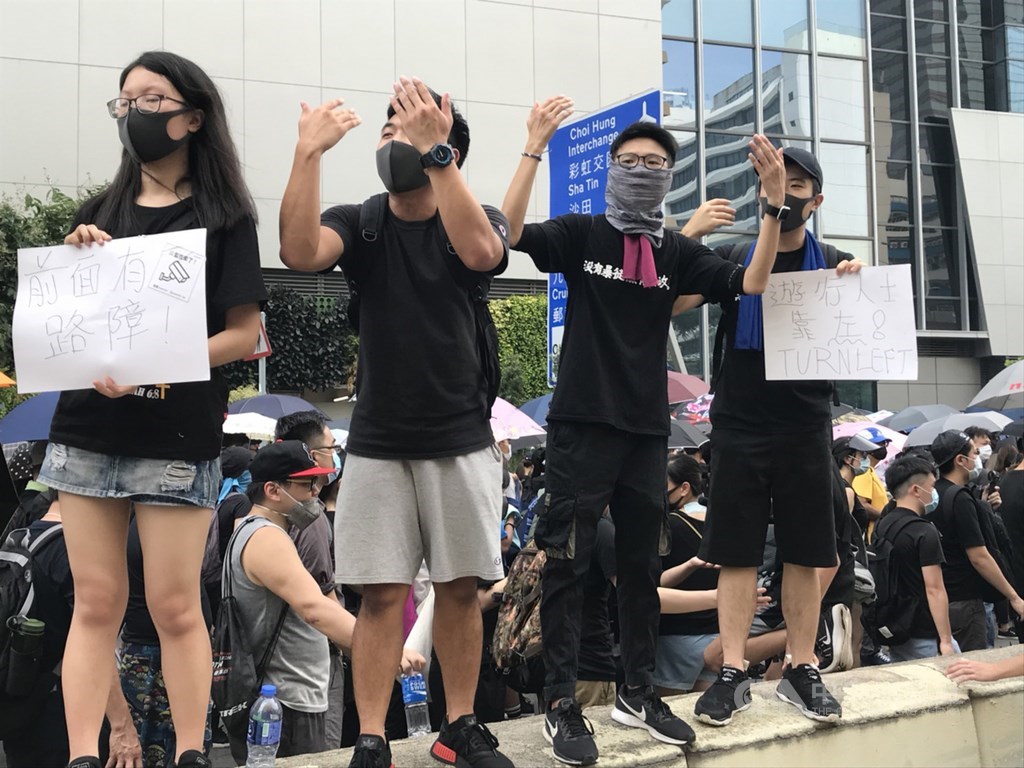 香港24日下午在觀塘一帶遊行。部分示威民眾包圍牛頭角警署,但也有如圖中的示威者呼籲遊行群眾離開警署外,朝遊行申請路線前進。中央社記者沈朋達香港攝 108年8月24日