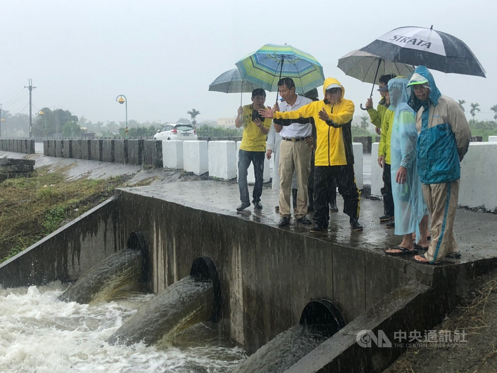 颱風白鹿來襲,屏東縣災害應變中心一級開設,屏東縣長潘孟安24日上午前往沿海勘查防颱整備工作。(屏東縣政府提供)中央社記者郭芷瑄傳真 108年8月24日