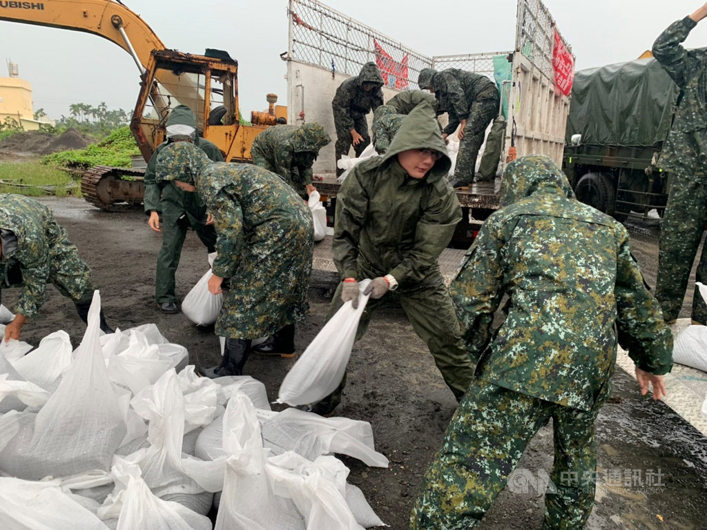 颱風白鹿來襲,國軍第四作戰區指揮部派遣預置兵力和機具進駐,24日支援屏東佳冬等地區運送沙包,維護民眾安全。(第四作戰區指揮部提供)中央社記者陳朝福傳真 108年8月24日