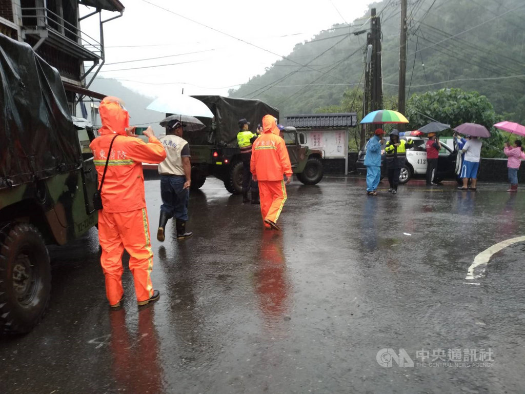 颱風白鹿來襲,國軍第四作戰區指揮部派遣預置兵力和機具進駐,24日協助屏東來義等地區居民實施預防性撤離。(第四作戰區指揮部提供)中央社記者陳朝福傳真 108年8月24日