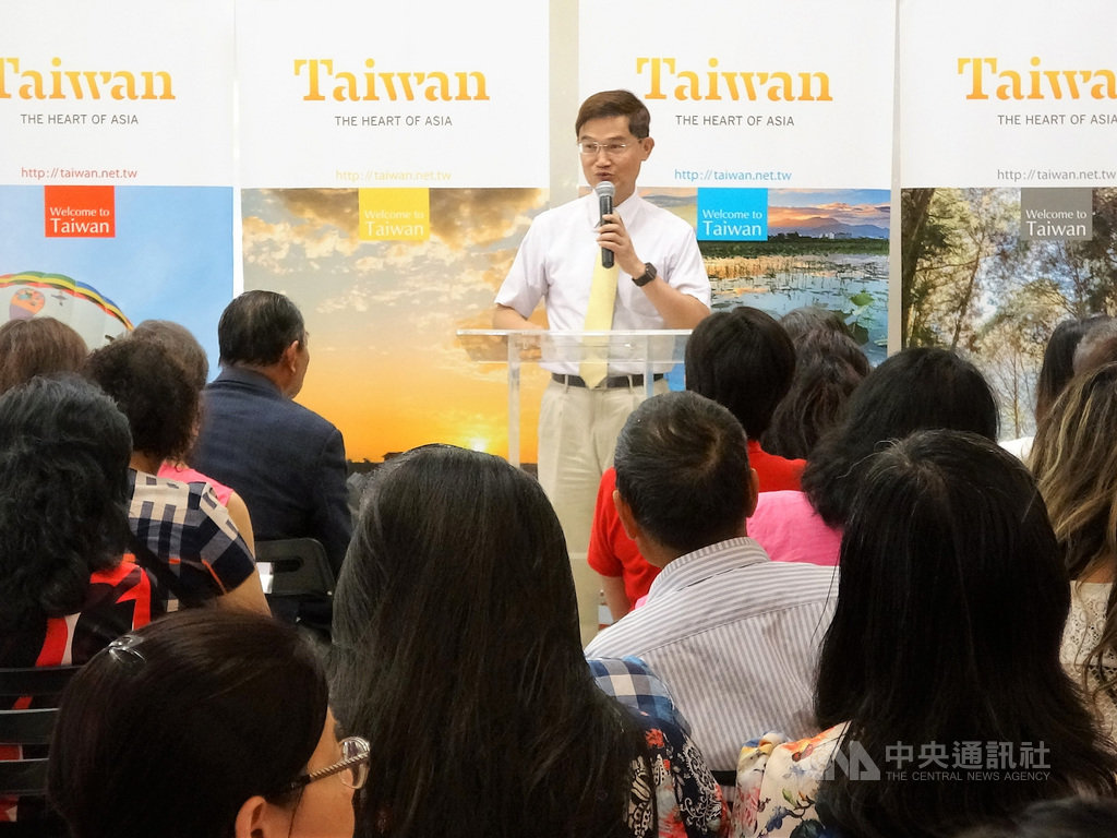 駐洛杉磯台北經濟文化辦事處長朱文祥(圖)23日在洛杉磯華僑文教中心的曬書節活動上,分享讀書心得。中央社記者林宏翰洛杉磯攝 108年8月24日