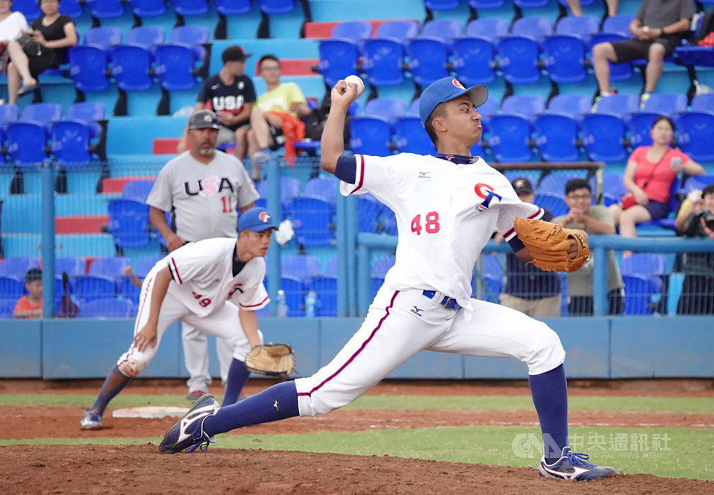 U18世界盃青棒賽中華培訓隊投手余謙(右)在集訓期間與眾多好手良性競爭催出球速,均速提升至約145公里,24日與美國隊交流賽中,更飆出148公里。中央社記者謝靜雯攝 108年8月24日