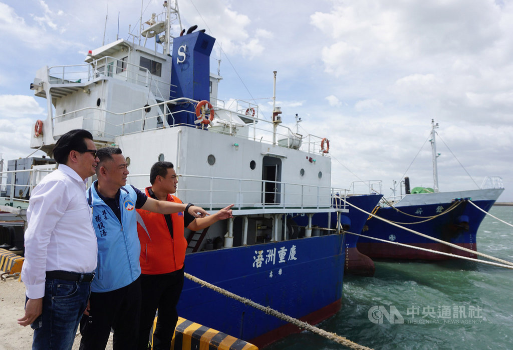 颱風白鹿侵襲台灣本島,中心已於24日下午4時許出海,後續仍對離島金門地區有影響,金門縣長楊鎮浯(中)24日下午到港區了解防颱情形,並要求所有人員務必提高警覺,做好準備。中央社記者黃慧敏攝 108年8月24日