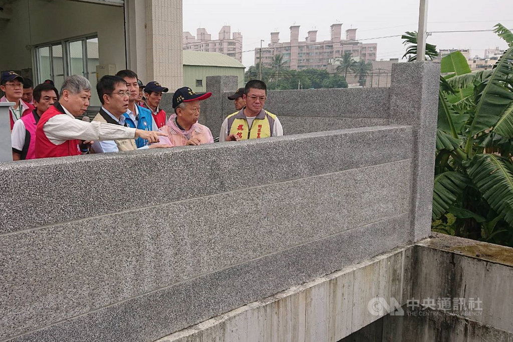 台南市長黃偉哲(前左2)24日視察永康區大灣抽水站,在市府水利局人員陪同下瞭解周邊狀況。中央社記者楊思瑞攝 108年8月24日