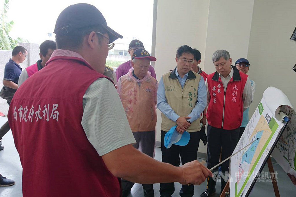 台南市長黃偉哲(前右2)24日視察永康區大灣抽水站,聽取市府水利局簡報。中央社記者楊思瑞攝 108年8月24日