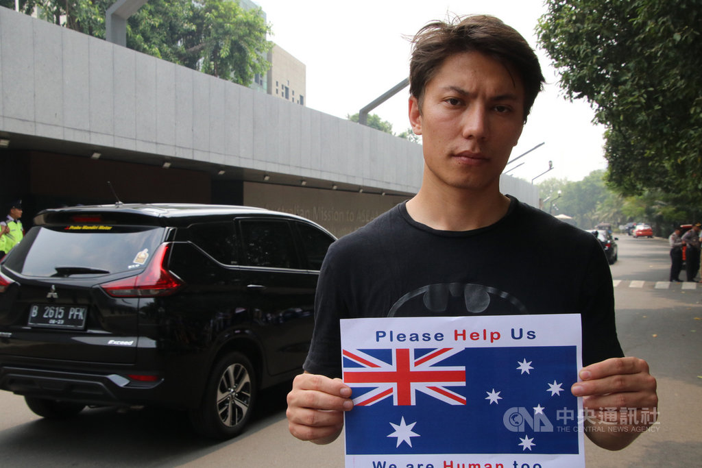 阿富汗難民塔希爾說,父母7年前將他送到印尼,希望他能到澳洲安置,有比較好的生活。他呼籲澳洲政府接納難民,難民就在澳洲的邊境,澳洲有責任安置難民。(資料照片)中央社記者石秀娟雅加達攝 108年8月24日
