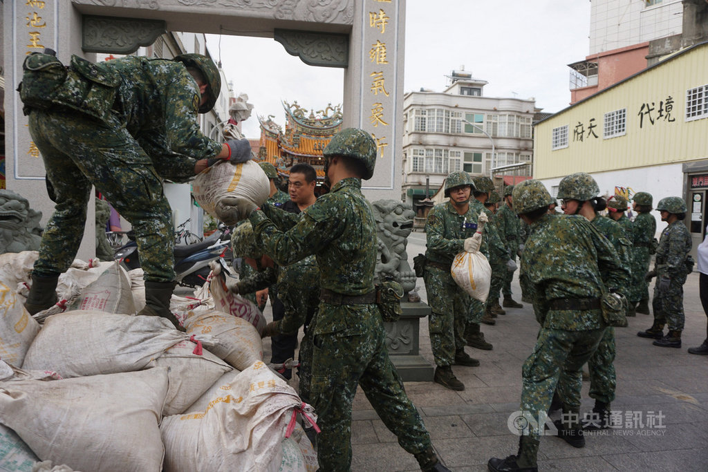 為防範颱風白鹿對金門地區可能造成影響,軍方24日下午依金門縣金城鎮公所需求,提供第一批350包沙包,並動員50名官兵協助運送。中央社記者黃慧敏攝 108年8月24日